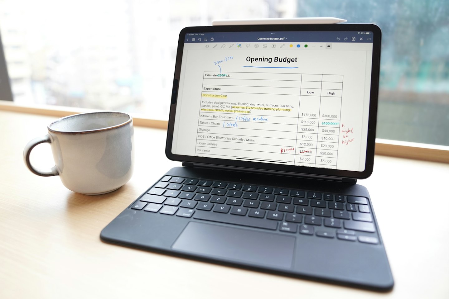 Tablet met budgetdocument en handgeschreven notities op een bureau.