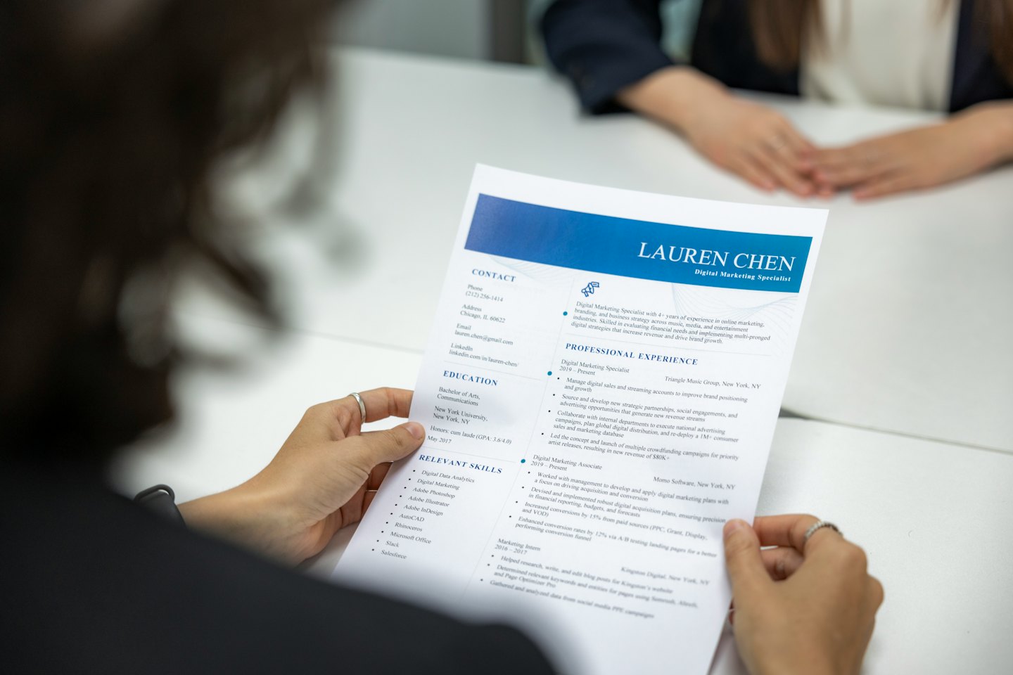 Lauren Chen, digitaal marketing specialist, beoordeelt haar cv.